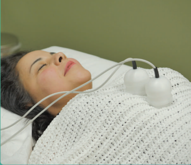 Paciente recibiendo Terapia de Biorresonancia - NOVOCEN